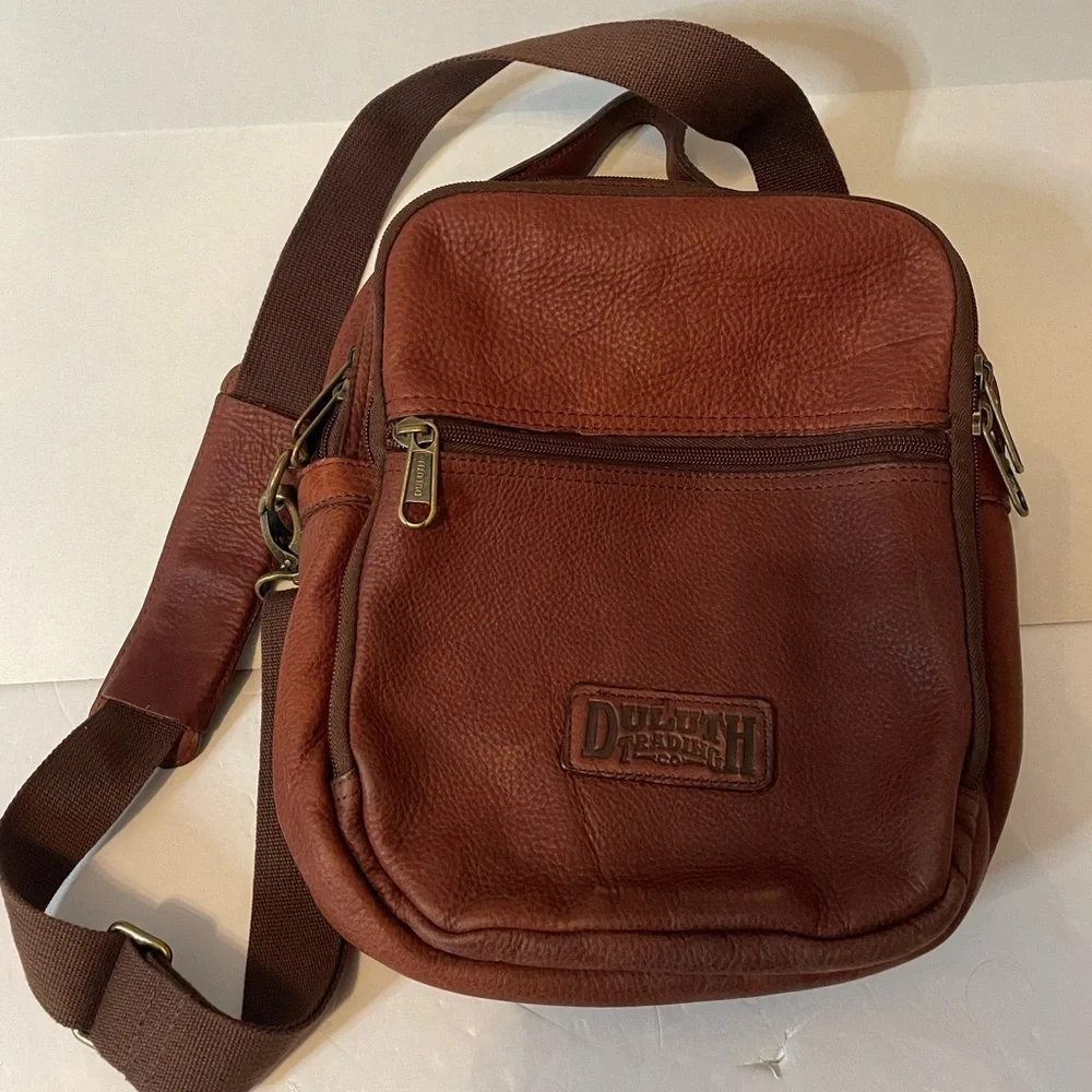 Duluth Trading Co Lifetime Leather Travel Bag Multi Zip Pocket Crossbody Brown